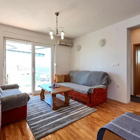 2 Bedroom Cozy In Okrug Gornji *