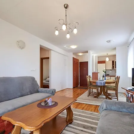 Gorgeous In Okrug Gornji Apartament *