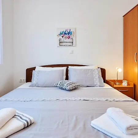 2 Bedroom Cozy In Okrug Gornji Διαμέρισμα *