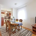 2 Bedroom Cozy In Okrug Gornji *