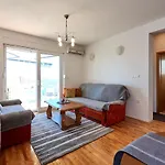 2 Bedroom Cozy In Okrug Gornji *
