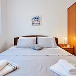 2 Bedroom Cozy In Okrug Gornji Apartment *