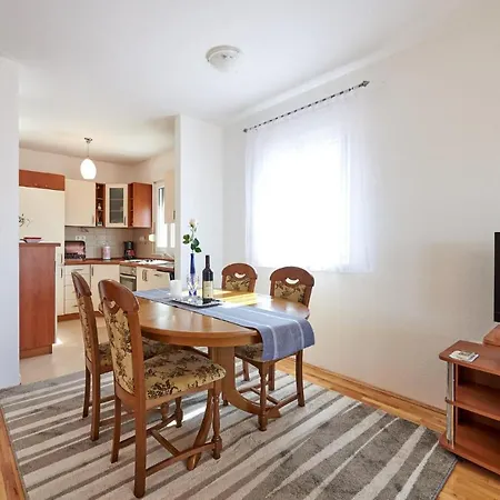 2 Bedroom Cozy In Okrug Gornji *