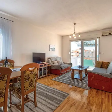 2 Bedroom Cozy In Okrug Gornji Trogir
