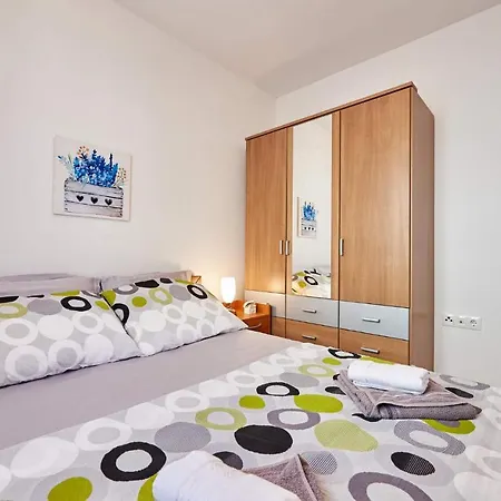 Apartamento 2 Bedroom Cozy In Okrug Gornji
