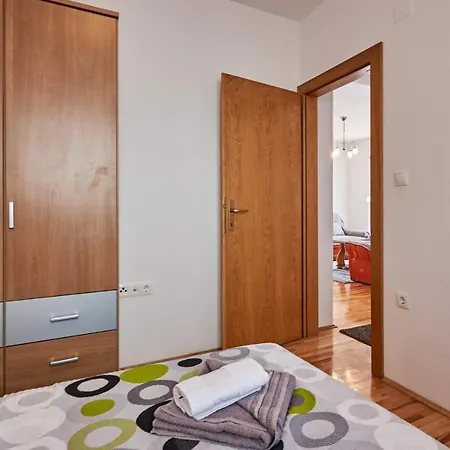 2 Bedroom Cozy In Okrug Gornji *