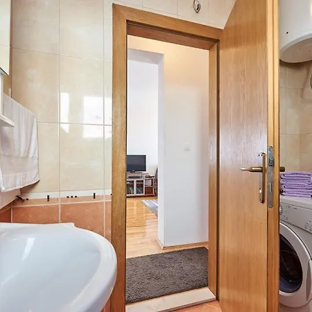 2 Bedroom Cozy In Okrug Gornji Trogir