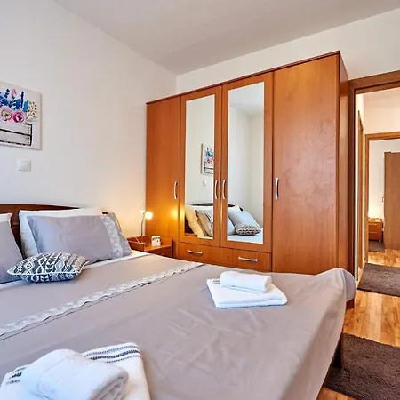 Apartamento 2 Bedroom Cozy In Okrug Gornji